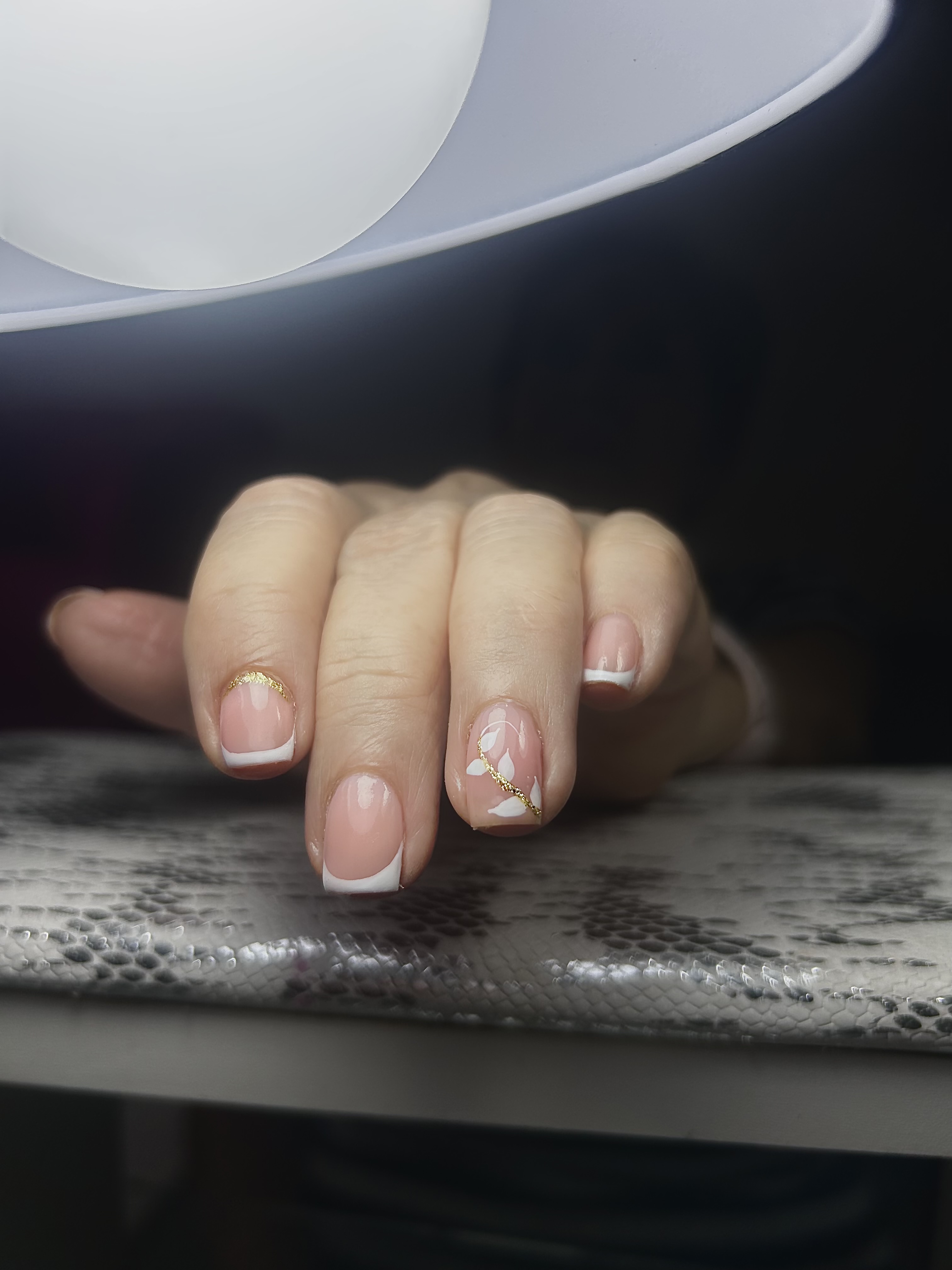 Diseño french con detalle dorado